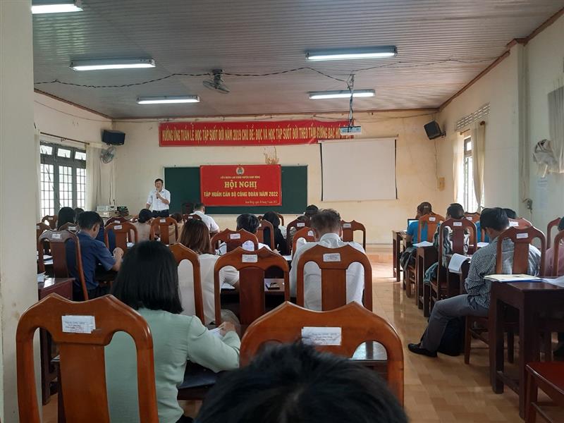 Đồng chí Nguyễn Cảnh Minh - Huyện ủy viên, Chủ tịch Liên đoàn Lao động huyện triển khai tại hội nghị
