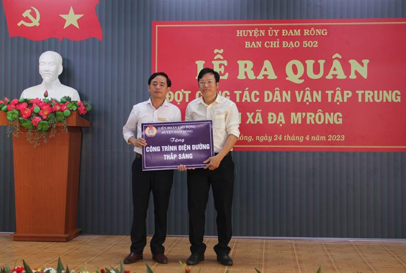 Đồng chí Nguyễn Cảnh Minh trao công trình thắp sáng tại xã Đạ M' Rông