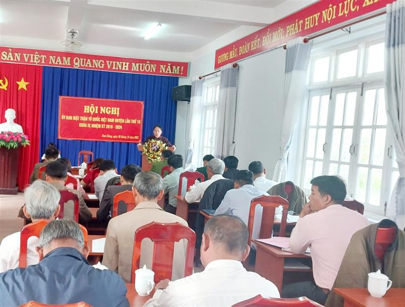 Đồng chí Nguyễn Quốc Hương triển khai tại hội nghị