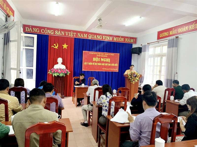 Đồng chí Nguyễn Quốc Hương - UV.BTVHU, Trưởng Ban Dân vận Huyện ủy, Chủ tịch UB.MTQVN huyện triển khai tại hội nghị
