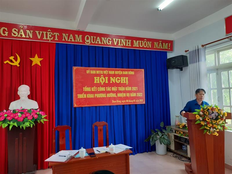 Đồng chí Nguyễn Quốc Hương - Ủy viên BTV Huyện ủy, Trưởng Ban Dân vận Huyện ủy, Chủ tịch Ủy ban Mặt trận Tổ quốc Việt Nam huyện phát biểu tại hội nghị