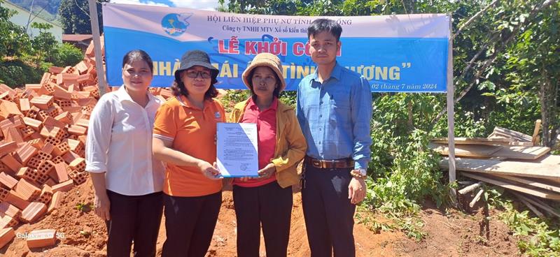 Đồng chí Nguyễn Thị Hồng Thuyên- Chủ tịch Hội LHPN huyện Đam Rông trao Quyết định hỗ trợ nhà cho gia đình chị Kră Jăn K'Năm.jpg