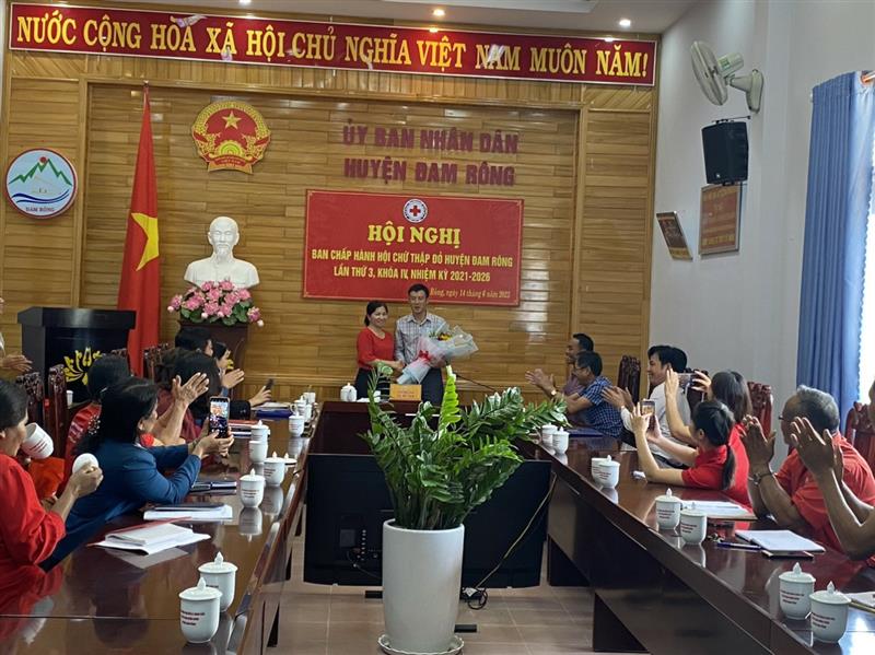 Đồng chí Nguyễn Thị Kim Hoàn - Phó Chủ tịch Hội Chữ thập đỏ tỉnh Lâm Đồng trao hoa chúc mừng Đồng chí Nguyễn Thành Công