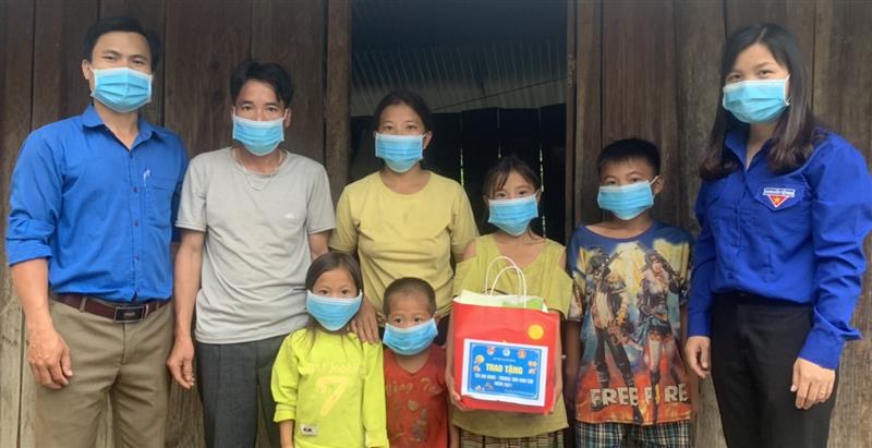 Đồng chí Nguyễn Thị Nhung - Bí thư Huyện đoàn trao quà Trung thu cho các em thiếu nhi xã Liêng Srônh