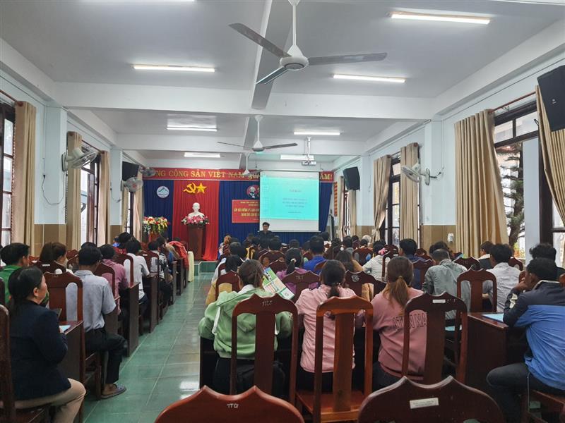 Đồng chí Nguyễn Thiện Chí - Huyện ủy viên, Chủ tịch Hội Nông dân huyện trao đổi cùng các học viên tại hội nghị.jpg