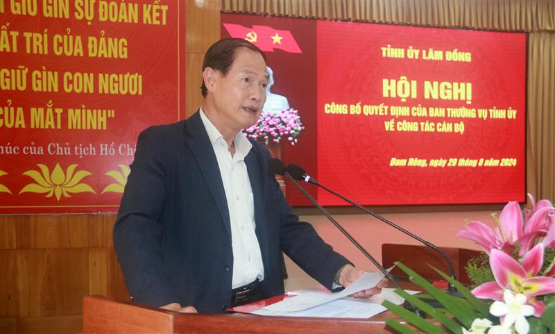 Đồng chí Nguyễn Trọng Ánh Đông - Trưởng Ban Tổ chức Tỉnh ủy Lâm Đồng công bố các quyết định của Ban Thường vụ Tỉnh ủy.jpg