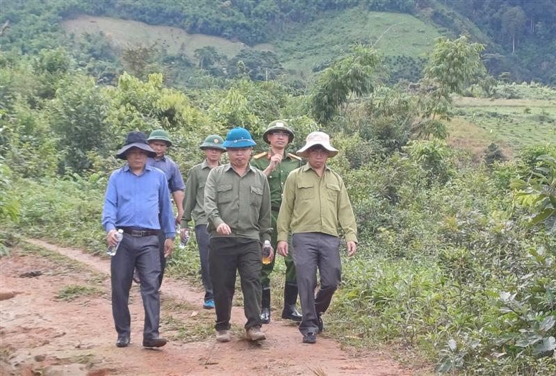 Đồng chí Nguyễn Văn Châu - Bí thư Huyện ủy kiểm tra công tác QLBVR tại các tiểu khu thuộc địa giới hành chính xã Đạ Tông.jpg