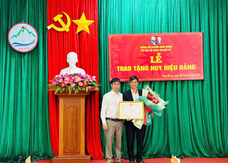 Đồng chí Nguyễn Văn Châu - Bí thư Huyện ủy trao Huy hiệu 30 tuổi Đảng cho đồng chí Lương Xuân Hường.jpg