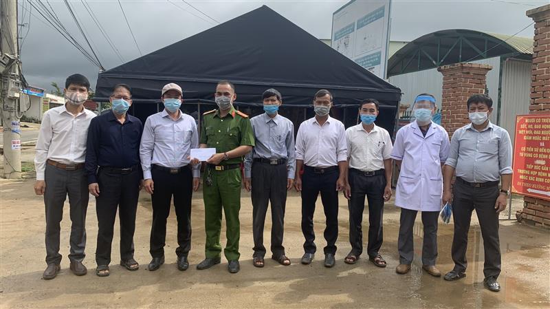 Đồng chí Nguyễn Văn Lộc - Tỉnh ủy viên, Bí thư Huyện ủy, Chủ tịch HĐND huyện thăm, tặng quà chốt kiểm soát phòng chống dịch Covid-19 trên địa bàn xã Đạ K'Nàng
