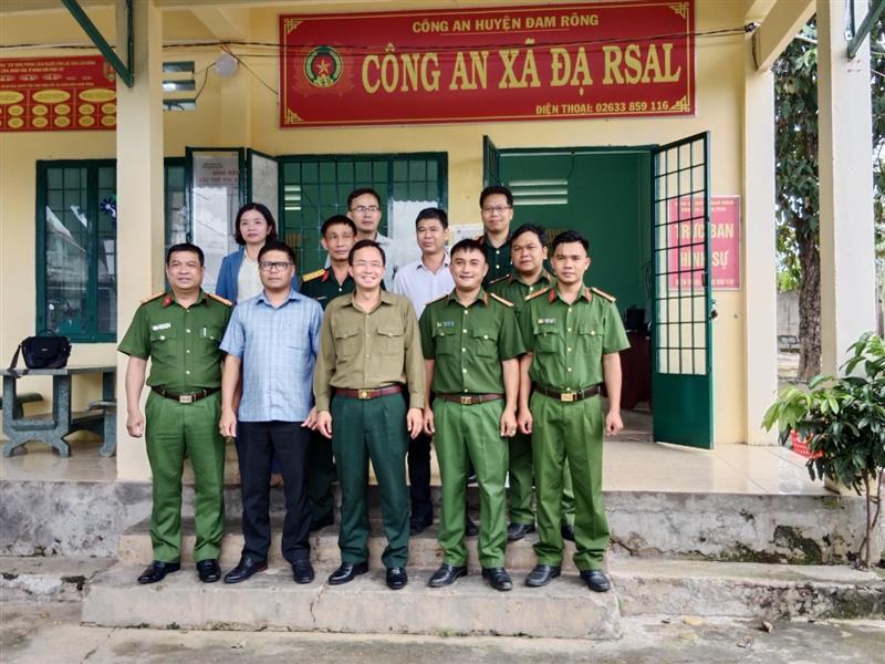 Đồng chí Nguyễn Văn Lộc - Tỉnh ủy viên, Bí thư Huyện ủy, Chủ tịch HĐND huyện thăm và làm việc với cán bộ, chiến sĩ của các cơ quan Quân sự, Công an các xã trên địa bàn huyện