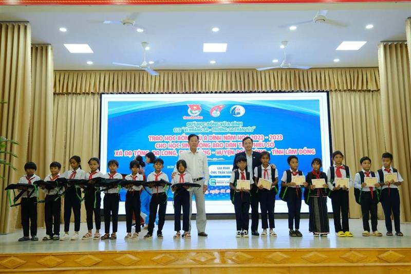 Đồng chí Nguyễn Văn Lộc, Tỉnh ủy viên, Bí thư Huyện ủy, Chủ tịch HĐND huyện Đam Rông và nhà tài trợ trao học bổng cho các em học sinh