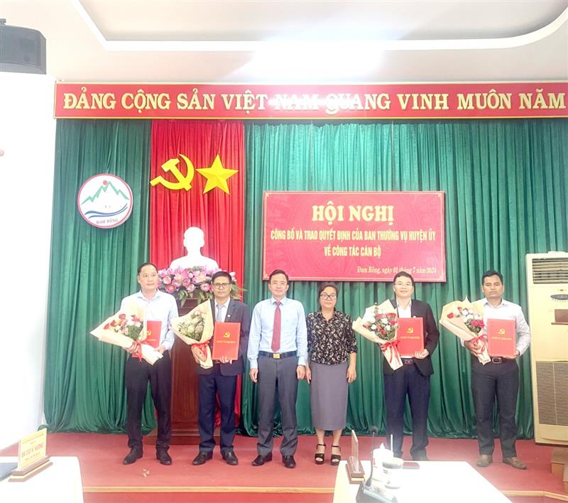 dong-chi-nguyen-van-loc-va-dong-chi-da-cat-k-huong-tra.jpg