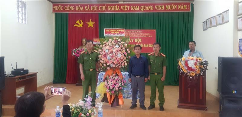 Đồng chí Phạm Đắc Toàn tặng lẵng hoa tươi thắm tại ngày hội.jpg