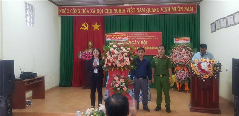 Đồng chí Phan Thị Cẩm tặng lẵng hoa tươi thắm tại ngày hội.jpg