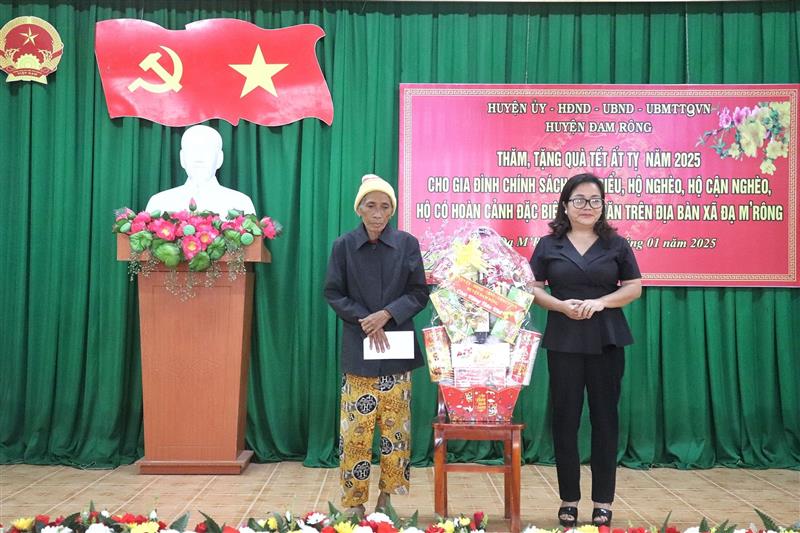 Đồng chí Phó Bí thư Thường trực Huyện ủy trao quà tết cho các đối tượng chính sách ở xã Đa M'Rông.jpg