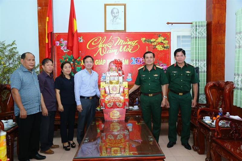 Đồng chí Phó Tư lệnh Quân khu 7 tặng quà chúc tết Đam Rông