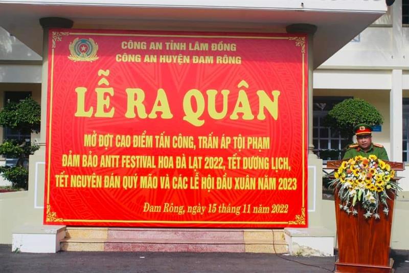 Đồng chí Thượng tá Trần Văn Trà - Uỷ viên Ban Thường vụ Huyện ủy, Bí thư Đảng ủy, Trưởng Công an huyện phát lệnh Lễ  ra quân