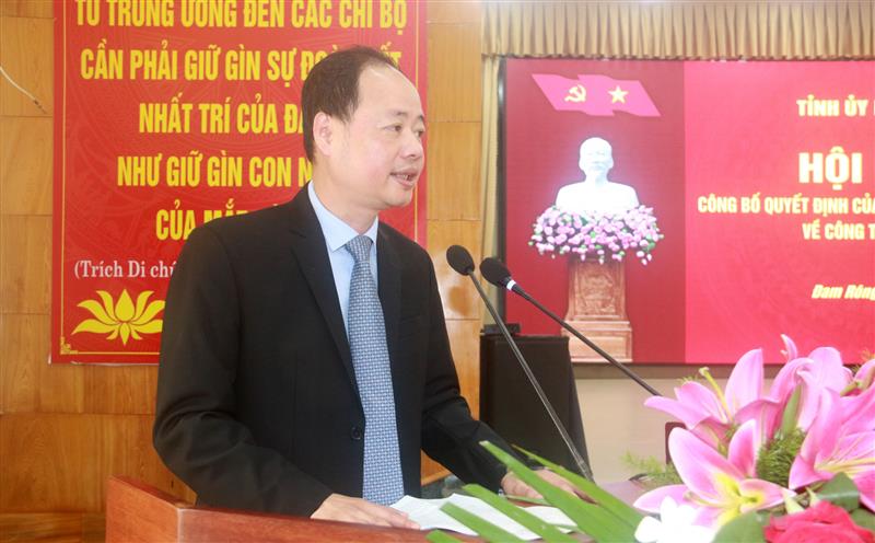 Đồng chí Trần Hồng Thái - Chủ tịch UBND tỉnh Lâm Đồng phát biểu giao nhiệm vụ cho đồng chí Nguyễn Văn Châu - Bí thư Huyện ủy Đam Rông.jpg