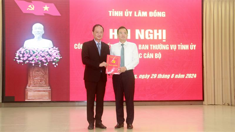 Đồng chí Trần Hồng Thái - Chủ tịch UBND tỉnh Lâm Đồng trao quyết định điều động, bổ nhiệm đồng chí Nguyễn Văn Lộc giữ chức Phó Trưởng ban Thường trực Ban Tổ chức Tỉnh ủy.jpg