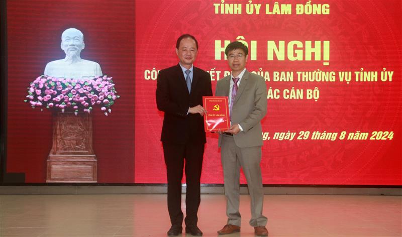 Đồng chí Trần Hồng Thái - Chủ tịch UBND tỉnh Lâm Đồng trao quyết định điều động, chỉ định đồng chí Nguyễn Văn Châu giữ chức Bí thư Huyện ủy Đam Rông.jpg