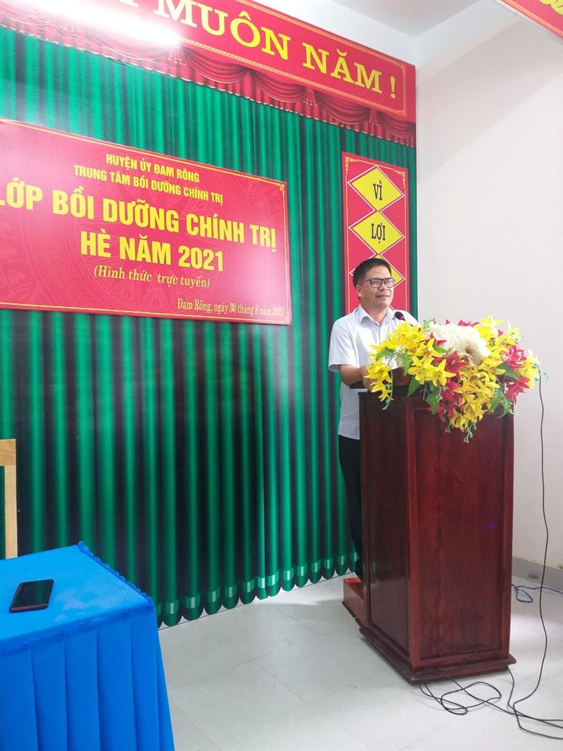 Đồng chí Trần Phú Vinh - Trưởng Ban Tuyên giáo Huyện ủy, Giám đốc Trung tâm phát biểu  khai giảng lớp bồi dưỡng