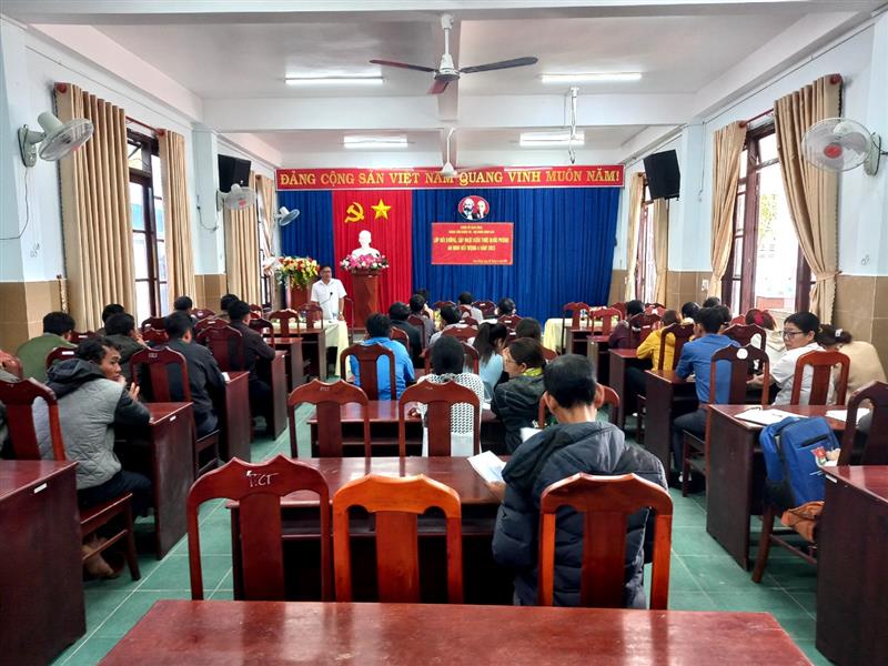 Đồng chí Trần Phú Vinh, UV BTV Huyện ủy, Trưởng Ban Tuyên giáo Huyện ủy - Giam1 đốc Trung tâm Chính trị truyền đạt chuyên đề về kiến thức QP&AN