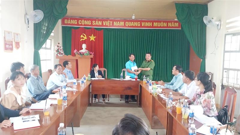 Đồng chí Trần Văn Trà thay mặt Ban Thường vụ Huyện ủy  tặng quà chi bộ và đảng viên thôn 1 xã Liêng Srônh