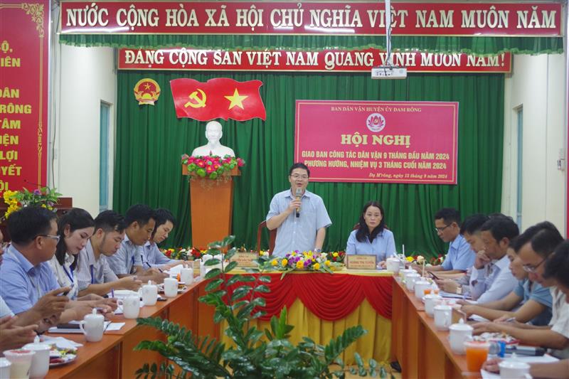 Đồng chí Trưởng Ban Dân vận Huyện ủy phát biểu tại Hội nghị.jpg