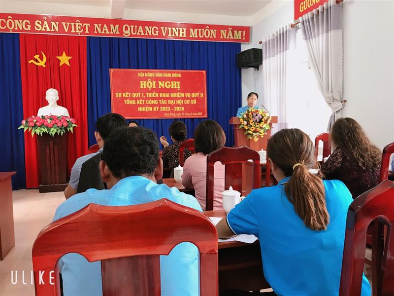 Đồng chí Trưởng Ban Dân vận Huyện ủy phát biểu tại Hội nghị