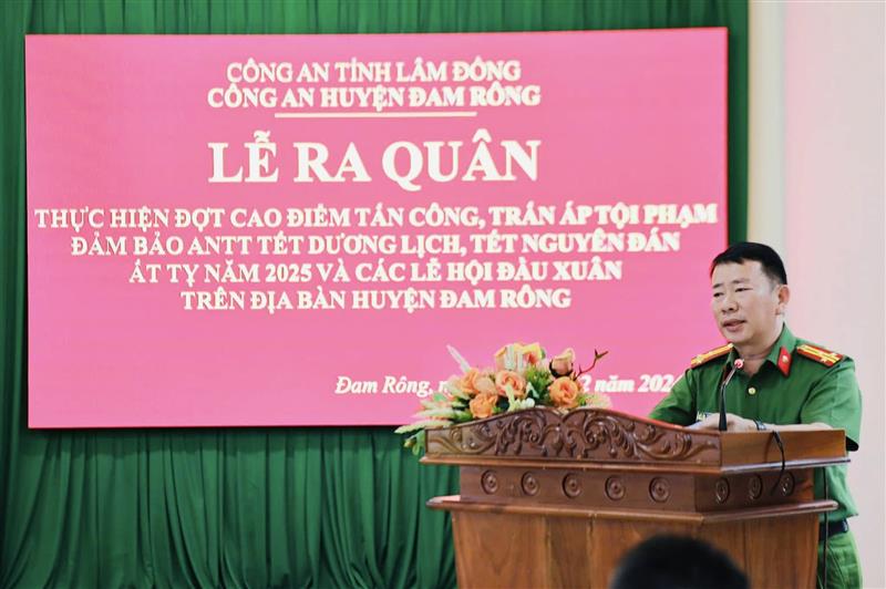 Đồng chí Trưởng Công an huyện phát biểu tại Lễ ra quân