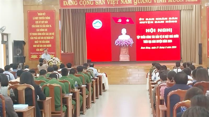 đồng chí Trương Hữu Đồng - Phó Bí thư Huyện ủy, Chủ tịch UBND huyện phát biểu khai mạc tại hội nghị.jpg