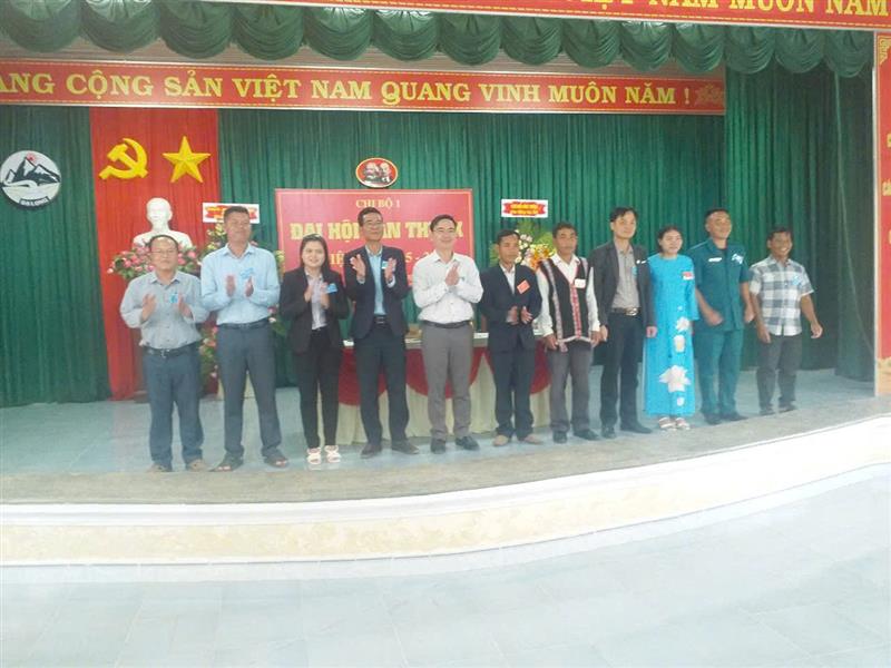 Đồng chí Trương Văn Sáng - UVBTVHU, Chủ nhiệm UBKTHU cùng lãnh đạo Đảng ủy, UBND xã Đạ Long chúc mừng Đại hội.jpg