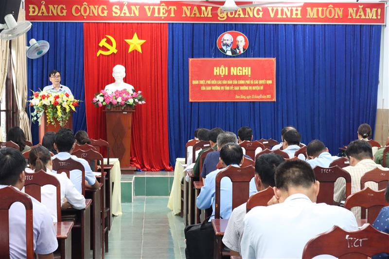 Đồng chí Trường Văn Sáng - Ủy viên Ban Thường vụ Huyện ủy, Chủ nhiệm Ủy ban kiểm tra Huyện ủy quán triệt, phổ biến các văn bản