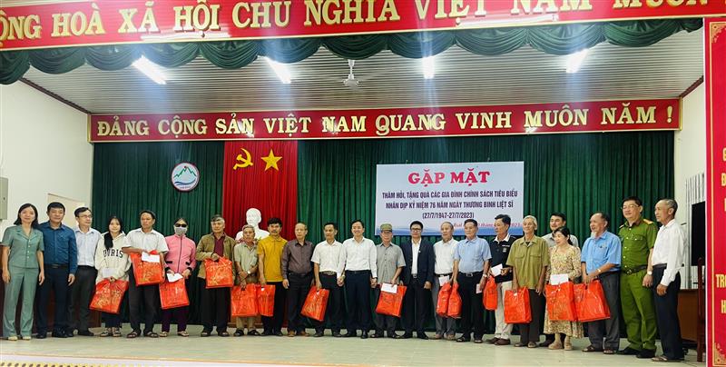 h.2. Đồng chí Nguyễn Văn Lộc - Tỉnh ủy viên, Bí thư Huyện ủy, Chủ tịch HĐND huyện cùng Đoàn tặng quà các gia đình chính sách tại xã Đạ Rsal