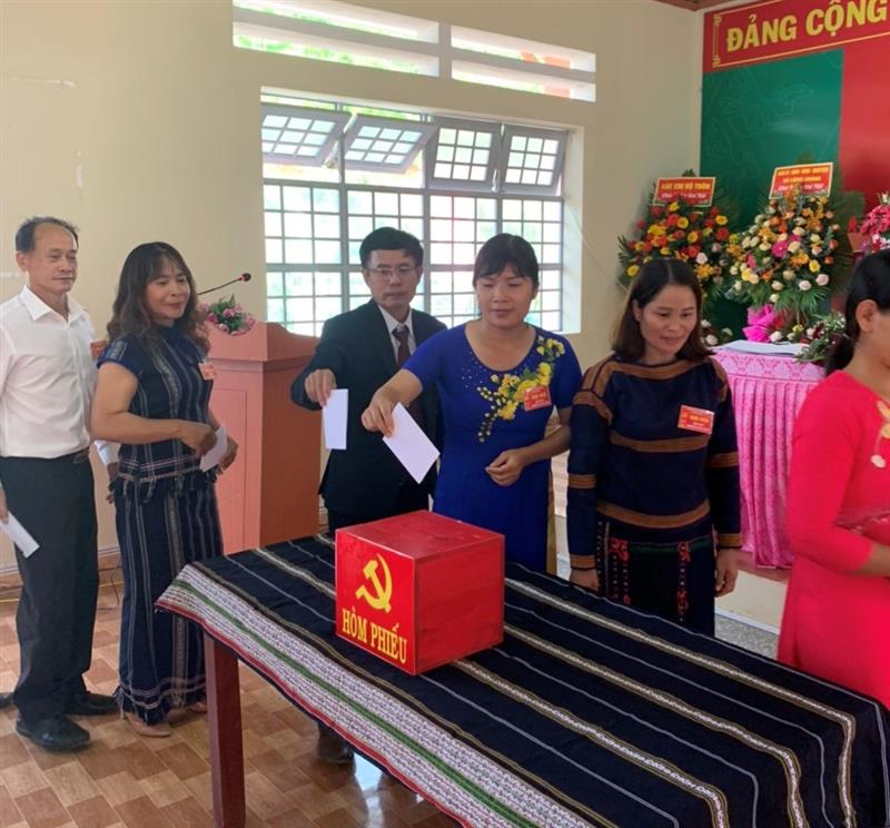 Đại hội Chi bộ Thôn 5 - xã Liêng Srônh  tiến hành bỏ phiếu