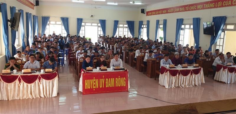  Các đồng chí cán bộ chủ chốt tham gia học tập quán triệt Đại hội thông qua Hội nghị trực tuyến do Trung ương tổ chức