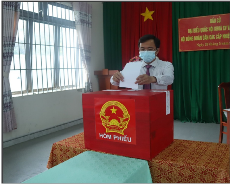 Đồng chí Bí thư Huyện ủy bỏ phiếu bầu đại biểu Quốc hội khóa XV và HĐNd các cấp nhiệm kỳ 2021-2026