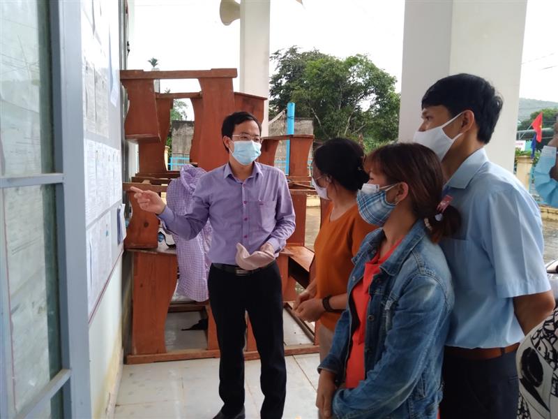 Đồng chí Bí thư Huyện ủy trao đổi với đảng viên về các ứng cử viên đại biểu Quốc hội và HĐND các cấp, nhiệm kỳ 2021 - 2026 