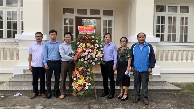  Đồng chí Nguyễn Văn Lộc- Tỉnh ủy viên, Bí thư Huyện ủy, Chủ tịch HĐND huyện tặng hoa tập thể lãnh đạo, phóng viên, biên tập viên.