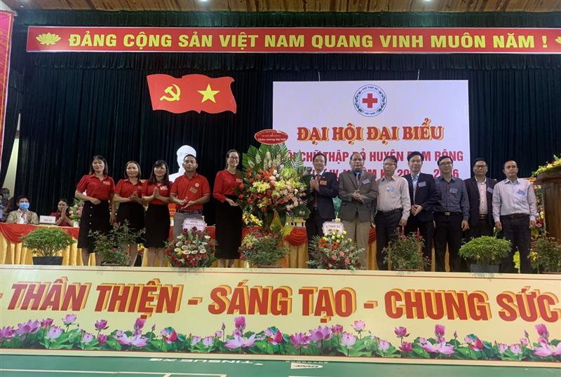 Hình 1 Đồng chí Nguyễn Văn Lộc - Tỉnh ủy viên, Bí thư Huyện ủy, Chủ tịch HĐND huyện  và lãnh các đồng chí lãnh đạo huyện tặng hoa chúc mừng Đại hội 