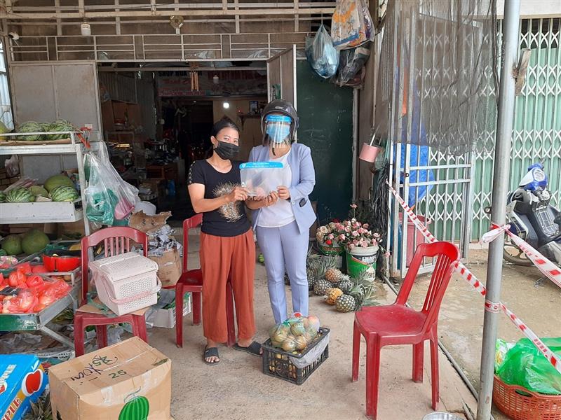 Hội LHPN huyện phát tấm chắn giọt bắn