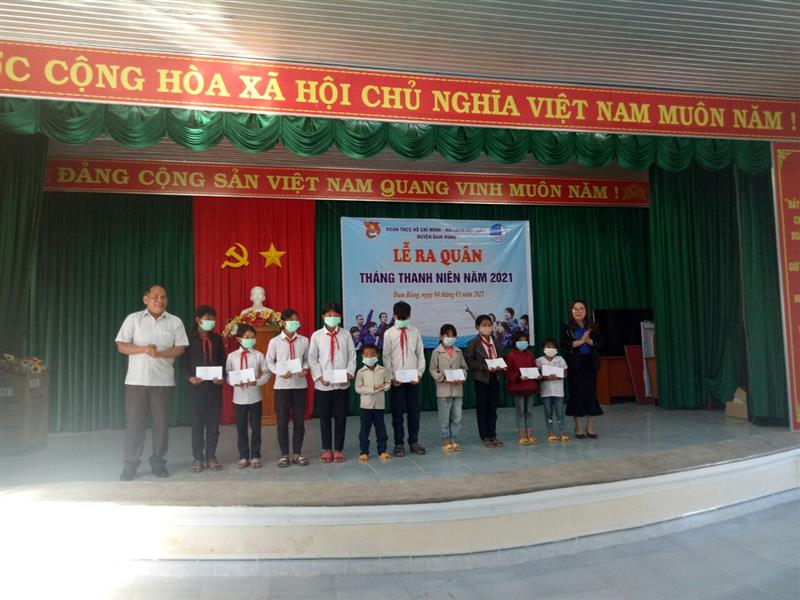 Lãnh đạo Huyện ủy, UBND huyện trao quà cho các e học sinh có hoàn cảnh khó khăn