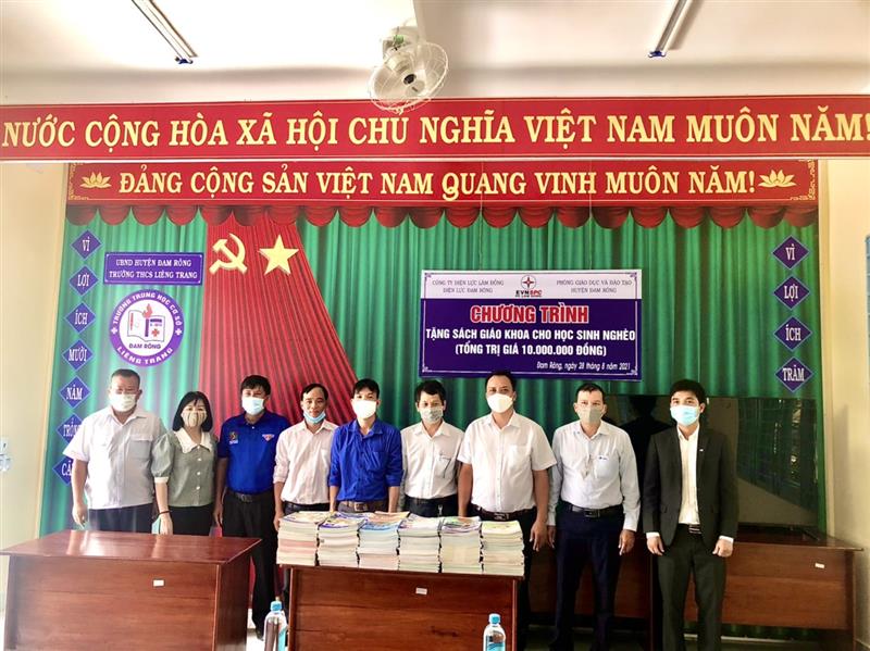  Lãnh đạo Phòng Giáo dục - Đào tạo và các  mạnh thường quân trao sách cho Trường THCS Liêng Trang 