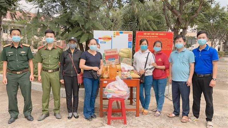 hình 2 - Chị Nhung  hỗ trợ nhu yếu phẩm cho Khu cách ly tập trung