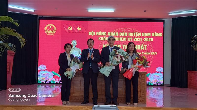 Chia tay các đồng chí Thường trực HĐND huyện khóa III 