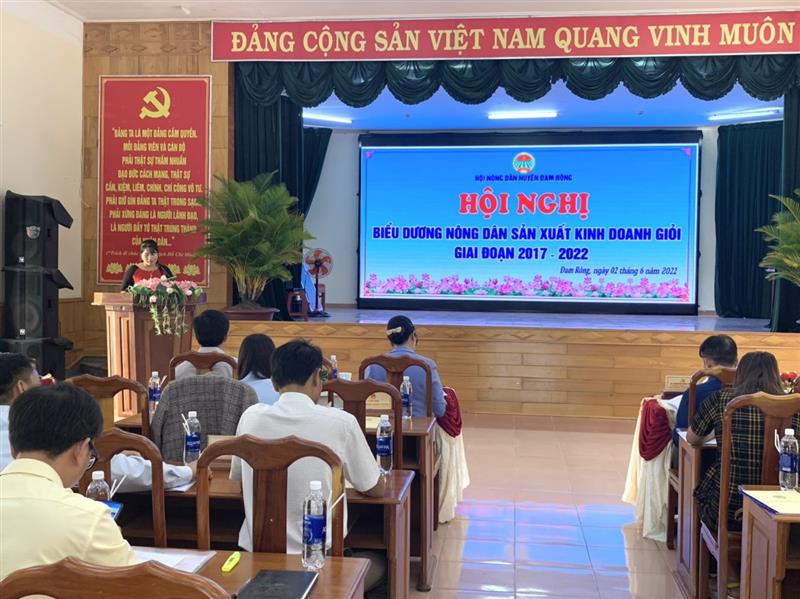 Đại biểu tham luận tại Hội nghị