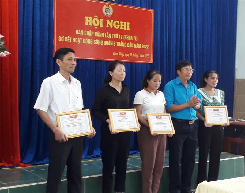 Đồng chí Nguyễn Cảnh Minh - HUV, Chủ tịch LĐLĐ huyện trao giải Cuộc thi ''Nét đẹp công đoàn cơ sở năm 2022''
