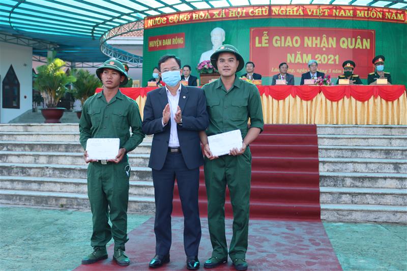 Đồng chí Nguyễn Văn Lộc - Tỉnh ủy viên, Bí thư Huyện ủy trao quà cho 02 đảng viên lên đường nhập ngũ
