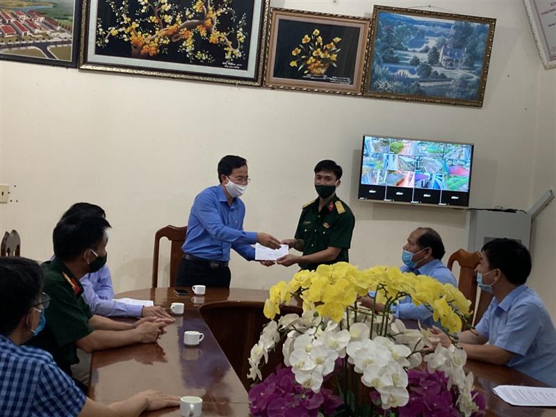 Đồng chí Nguyễn Văn Lộc - Tỉnh ủy viên, Bí thư Huyện ủy trao quà cho Bộ máy lâm thời quản lý khu cách ly tập trung