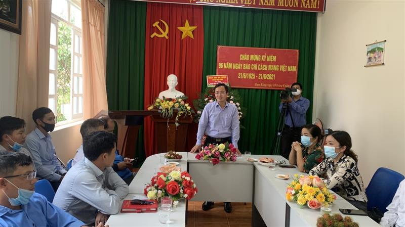 đồng chí Nguyễn Văn Lộc - Tỉnh ủy viên, Bí thư Huyện ủy, Chủ tịch Hội đồng nhân dân huyện đến thăm, chúc mừngTrung tâm văn hóa, thông tin và thể thao huyện
